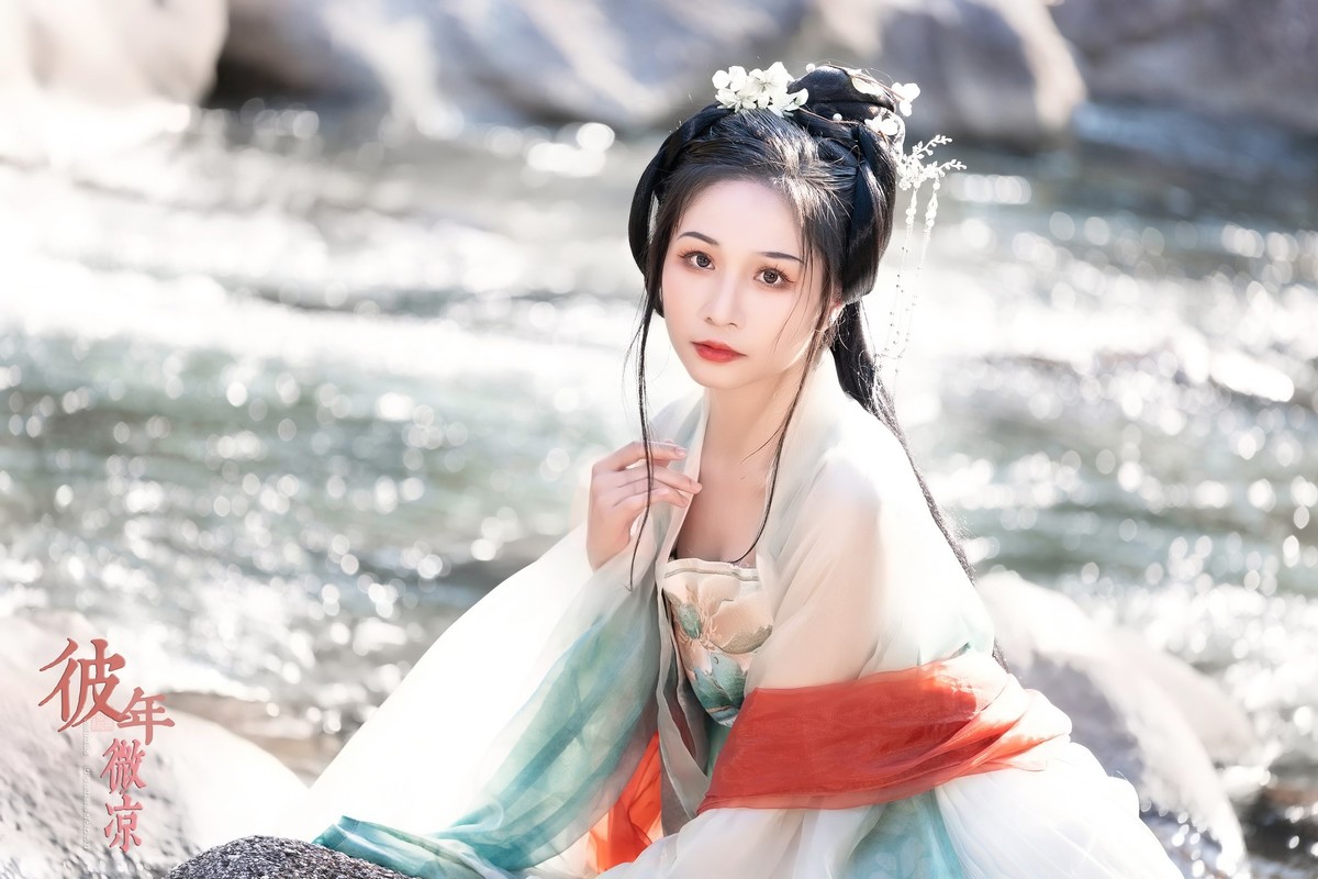 彼年微凉 复归素净