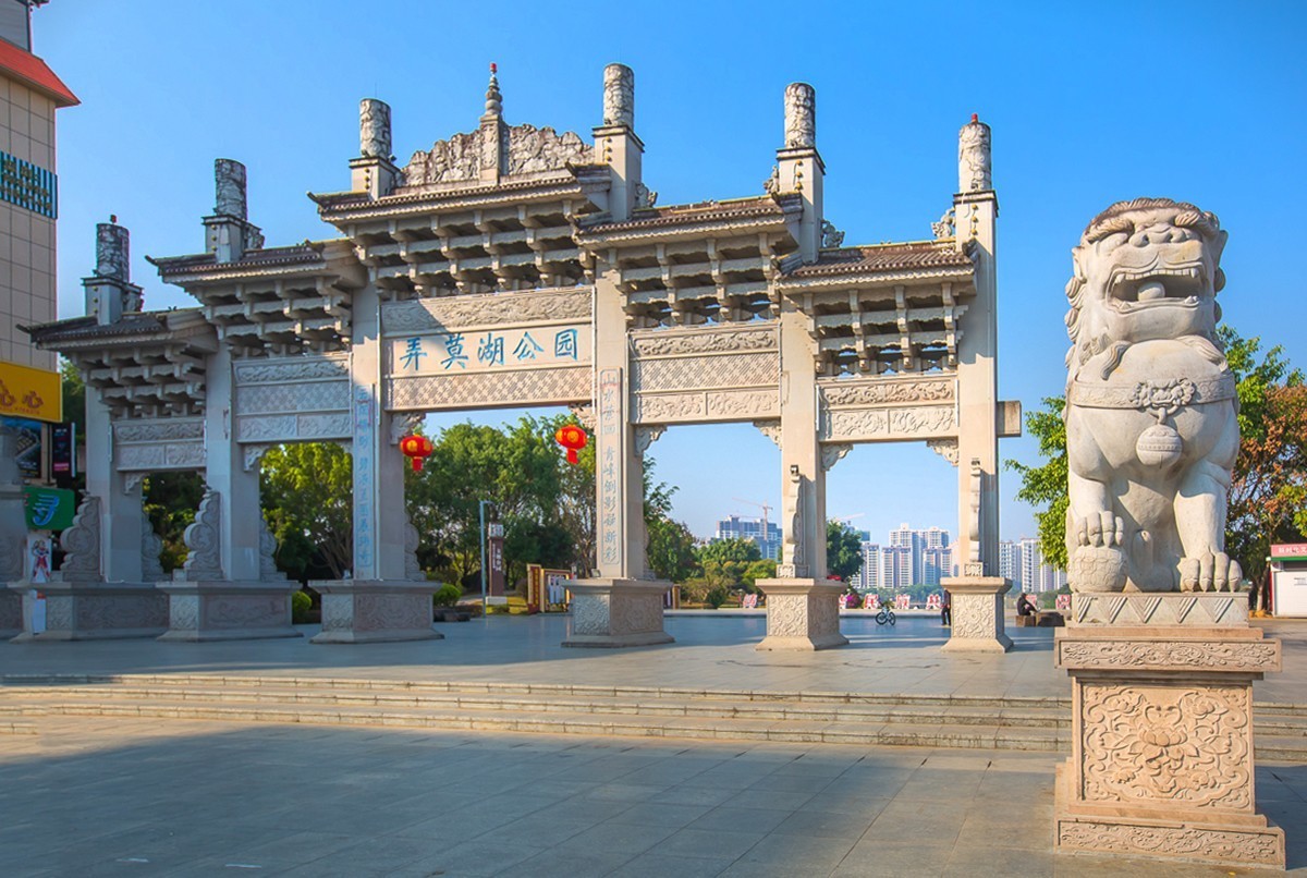 2025-04-11云南瑞丽弄莫湖公园（一)