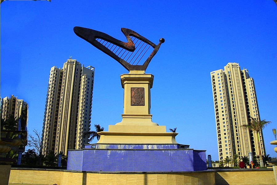 《不老松：忆海南游记》(13)海南长島蓝湾一期大门景！