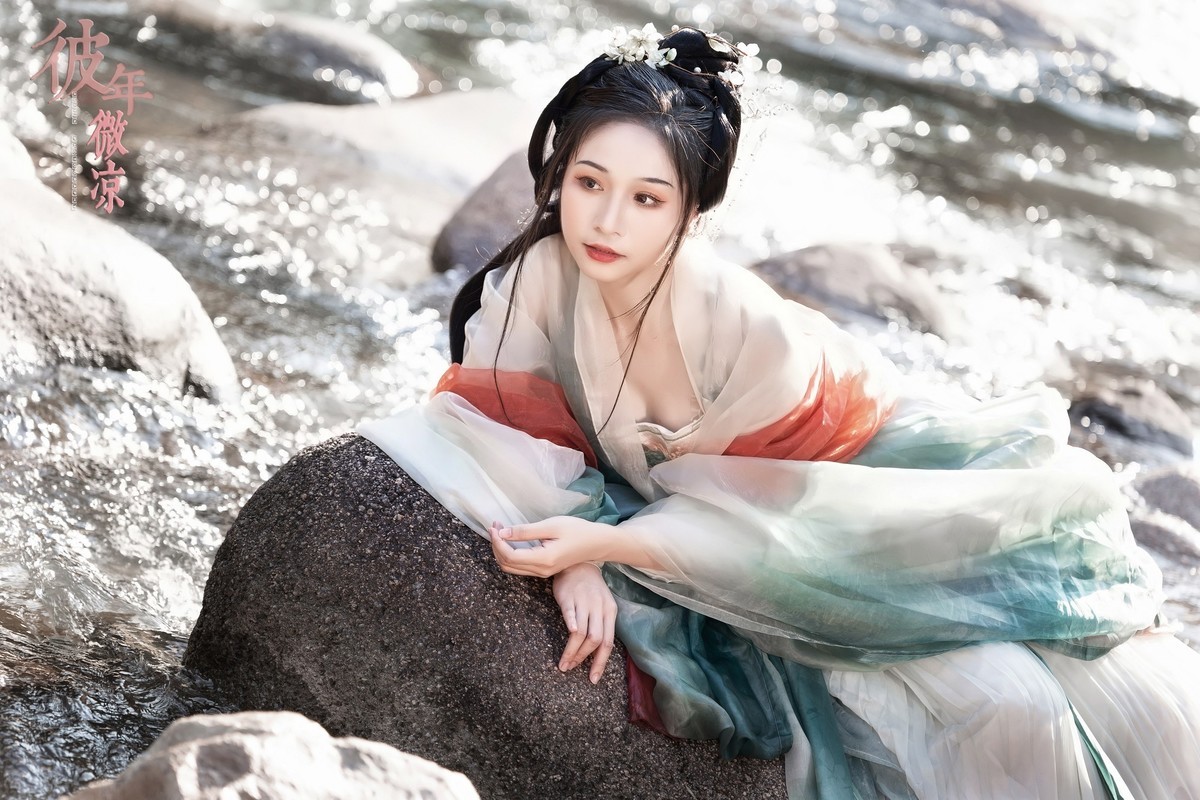 彼年微凉 复归素净