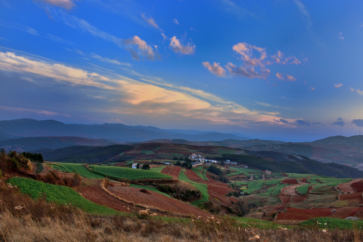沐浴在暮光下的红土地
