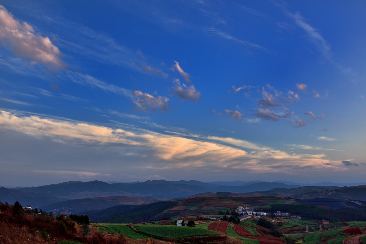 沐浴在暮光下的红土地