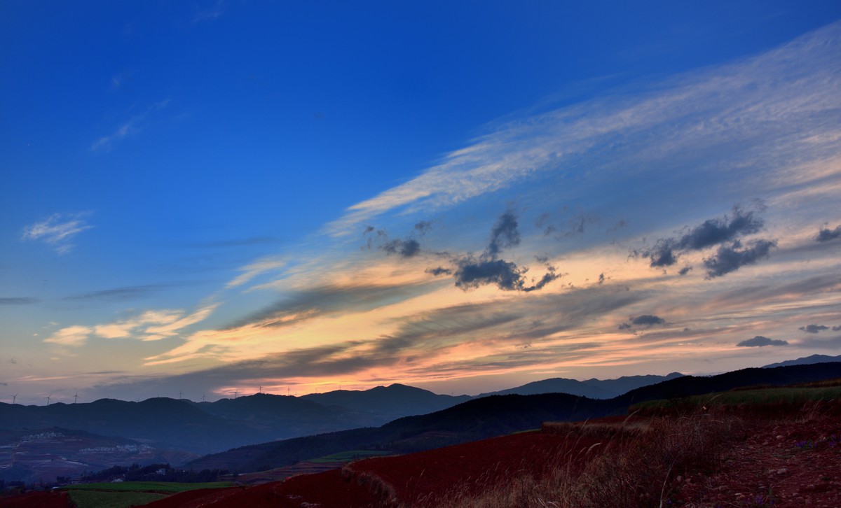 沐浴在暮光下的红土地