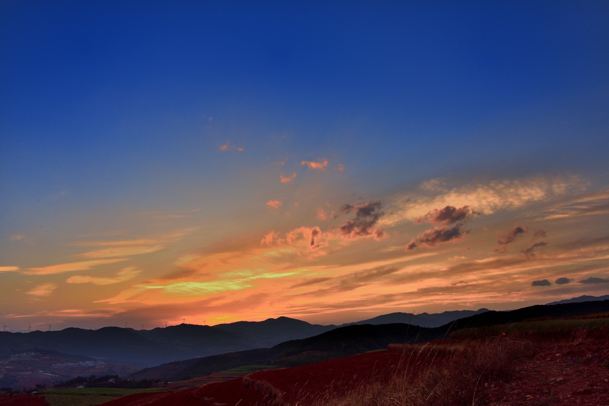 沐浴在暮光下的红土地