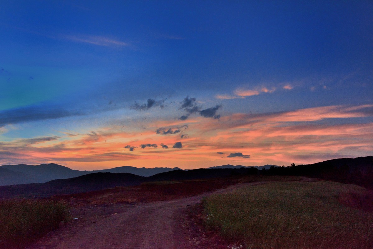 沐浴在暮光下的红土地
