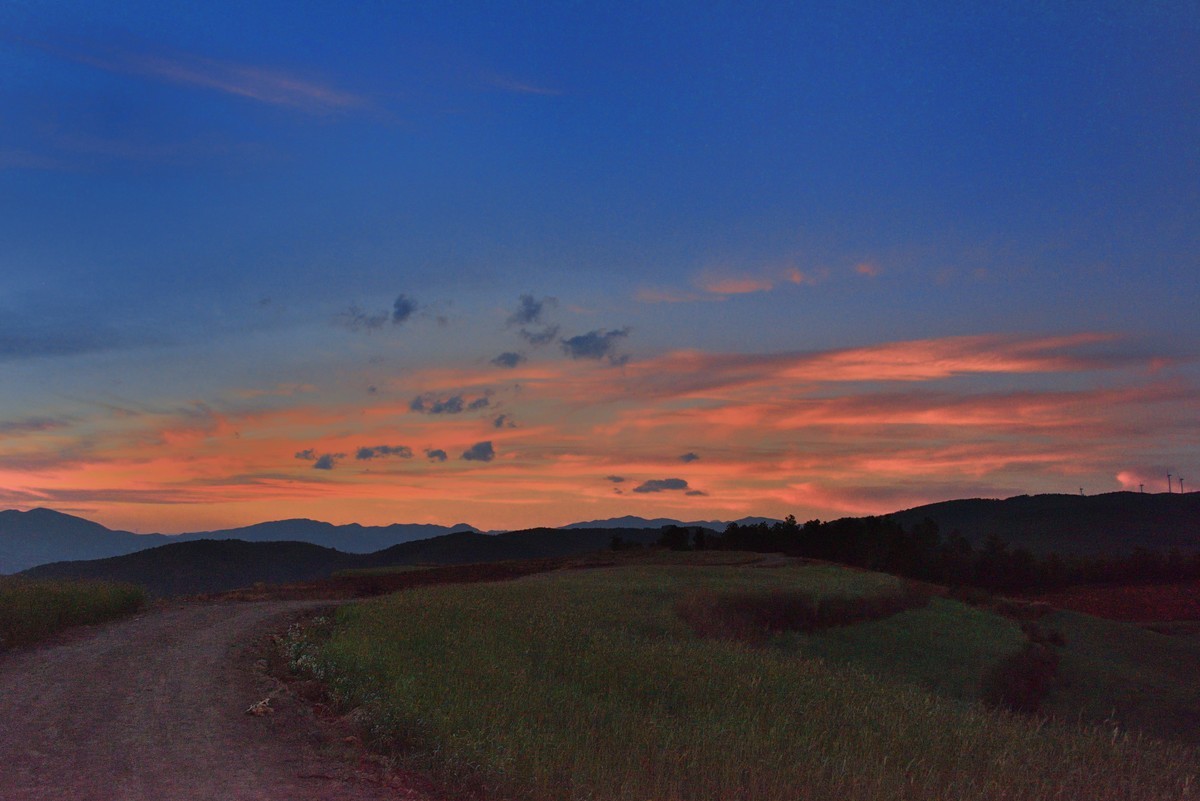 沐浴在暮光下的红土地