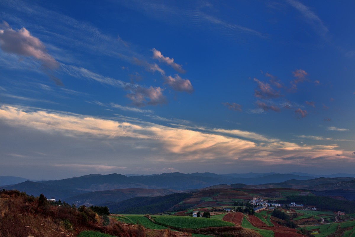 沐浴在暮光下的红土地