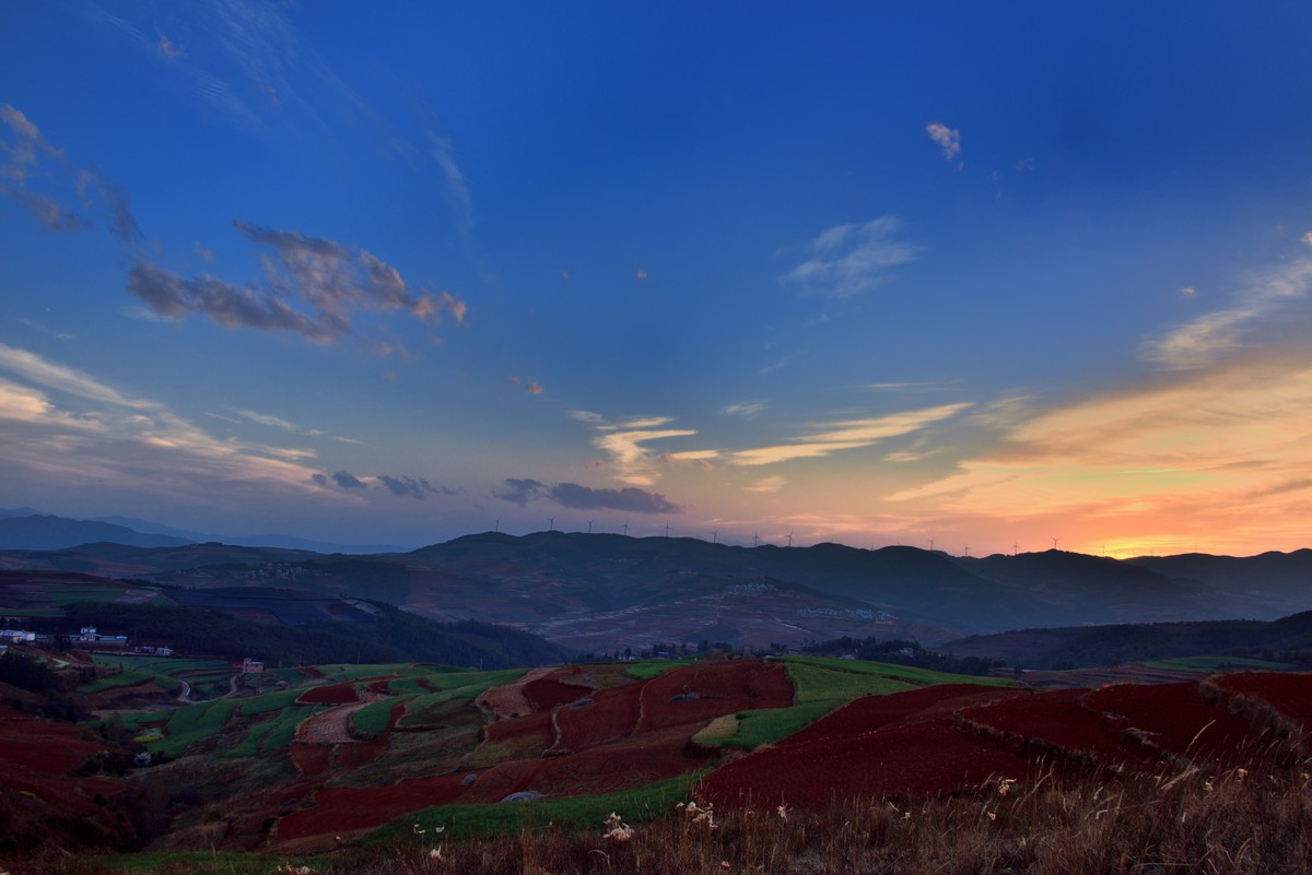 沐浴在暮光下的红土地