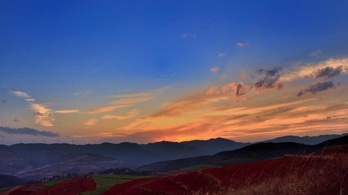 沐浴在暮光下的红土地