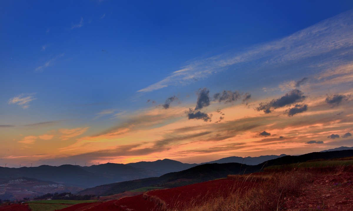 沐浴在暮光下的红土地