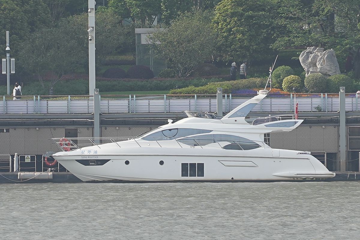 黄浦江上的游艇