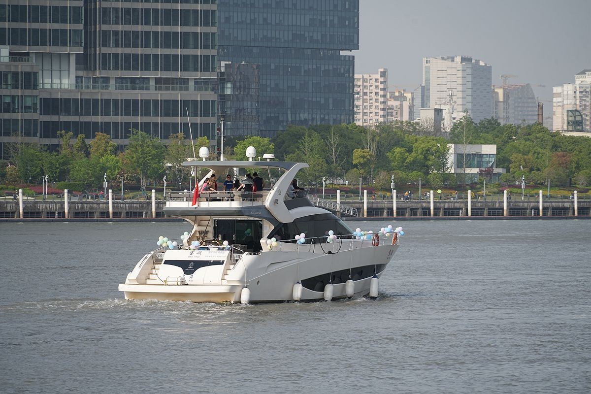 黄浦江上的游艇