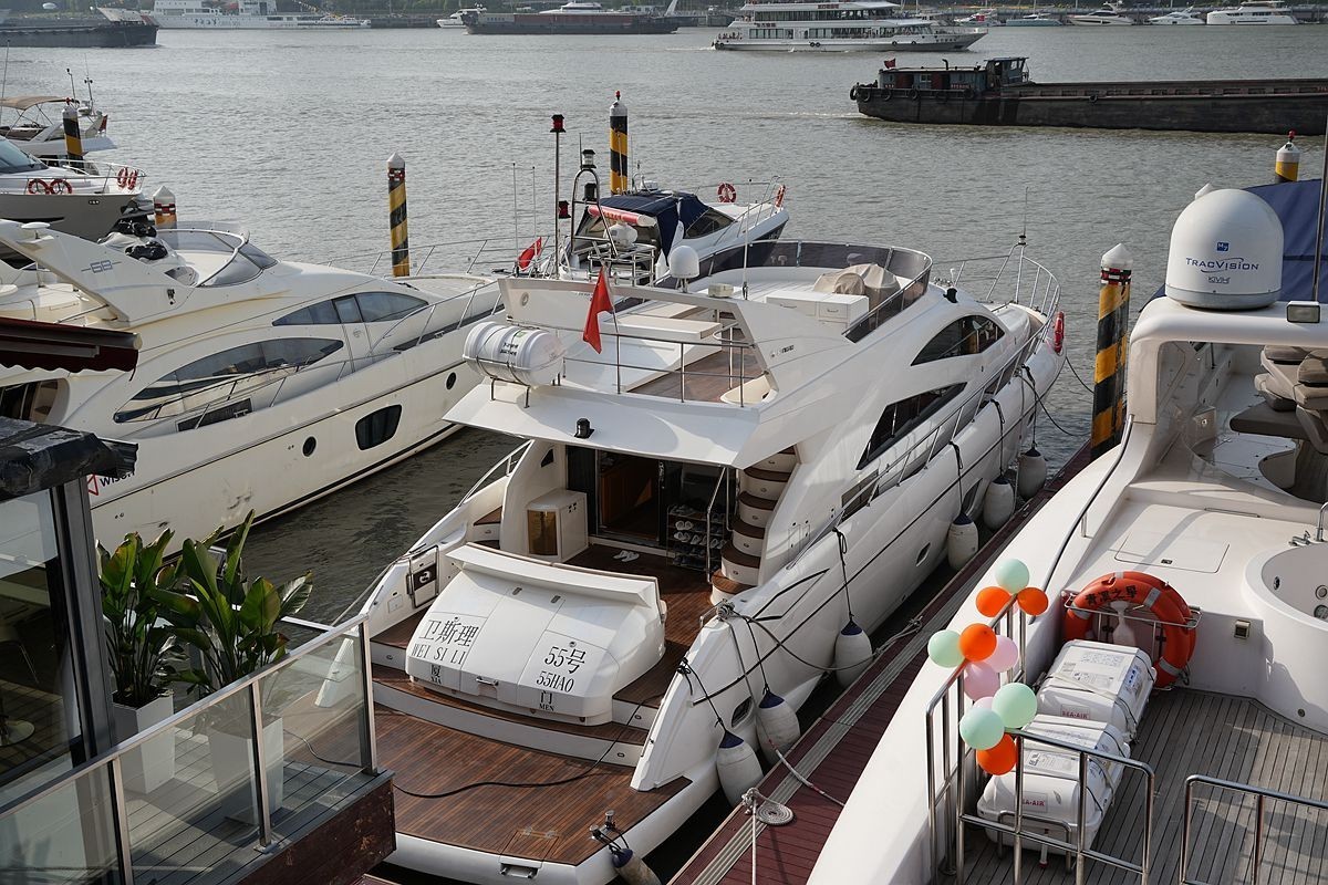 黄浦江上的游艇