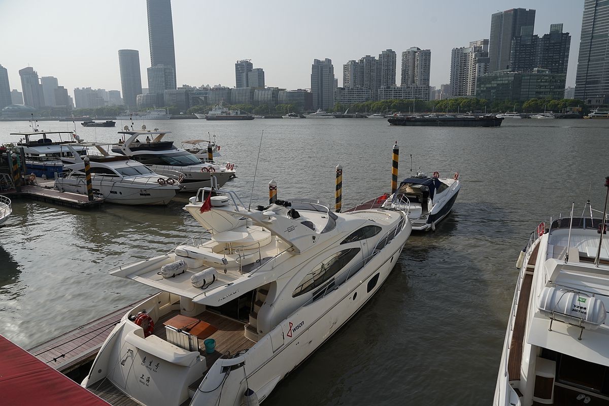 黄浦江上的游艇