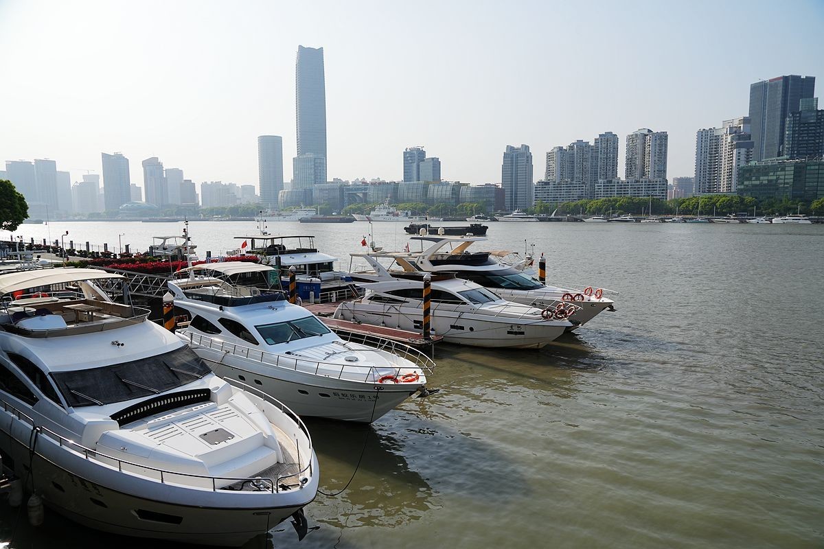 黄浦江上的游艇