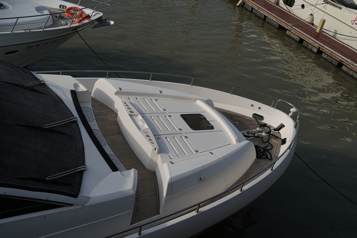 黄浦江上的游艇