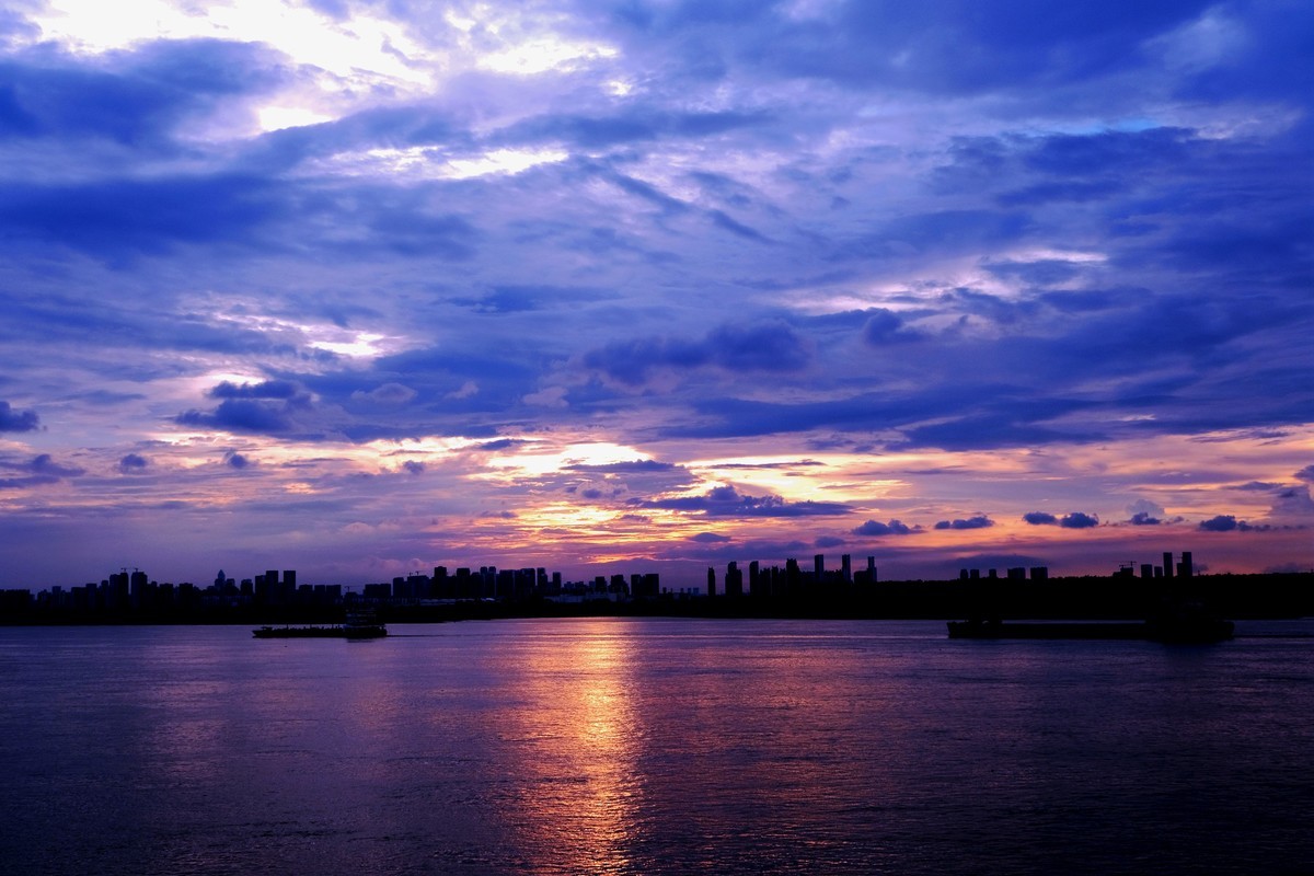 大雨后长江边霞光辉映