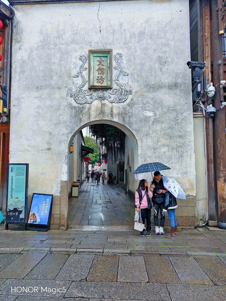 请假贴福建旅游《街拍扫街抓拍人物》片。最近又要出去趟暂时不能在上贴操作。
