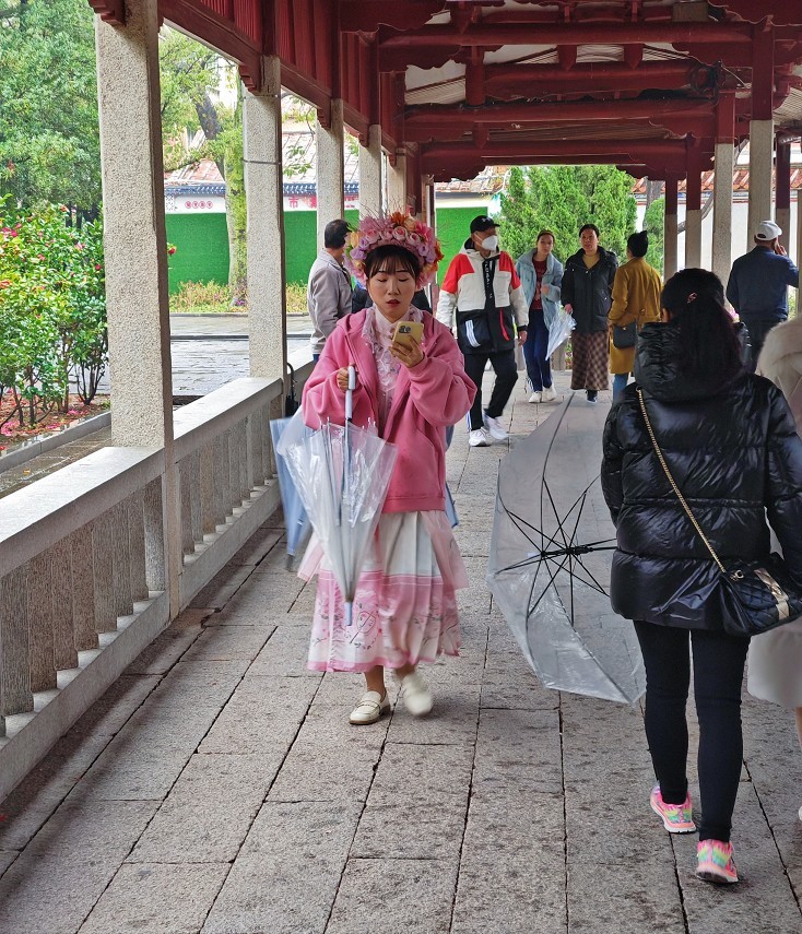 请假贴福建旅游《街拍扫街抓拍人物》片。最近又要出去趟暂时不能在上贴操作。