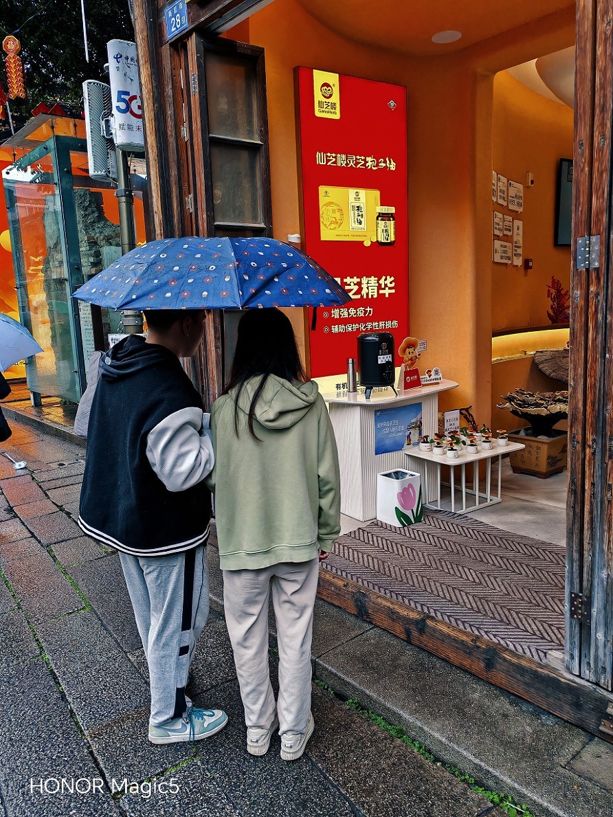 请假贴福建旅游《街拍扫街抓拍人物》片。最近又要出去趟暂时不能在上贴操作。