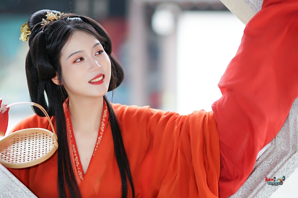 【窗台下美女】---淑娴