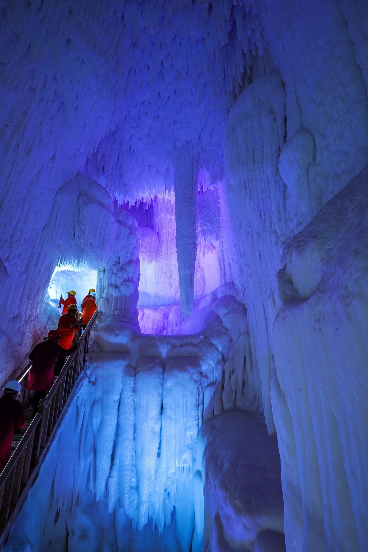 三百万年冰洞奇观