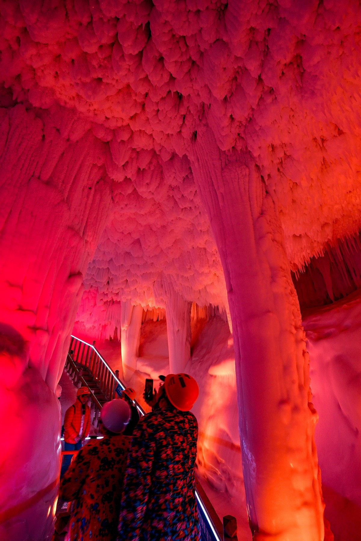 三百万年冰洞奇观