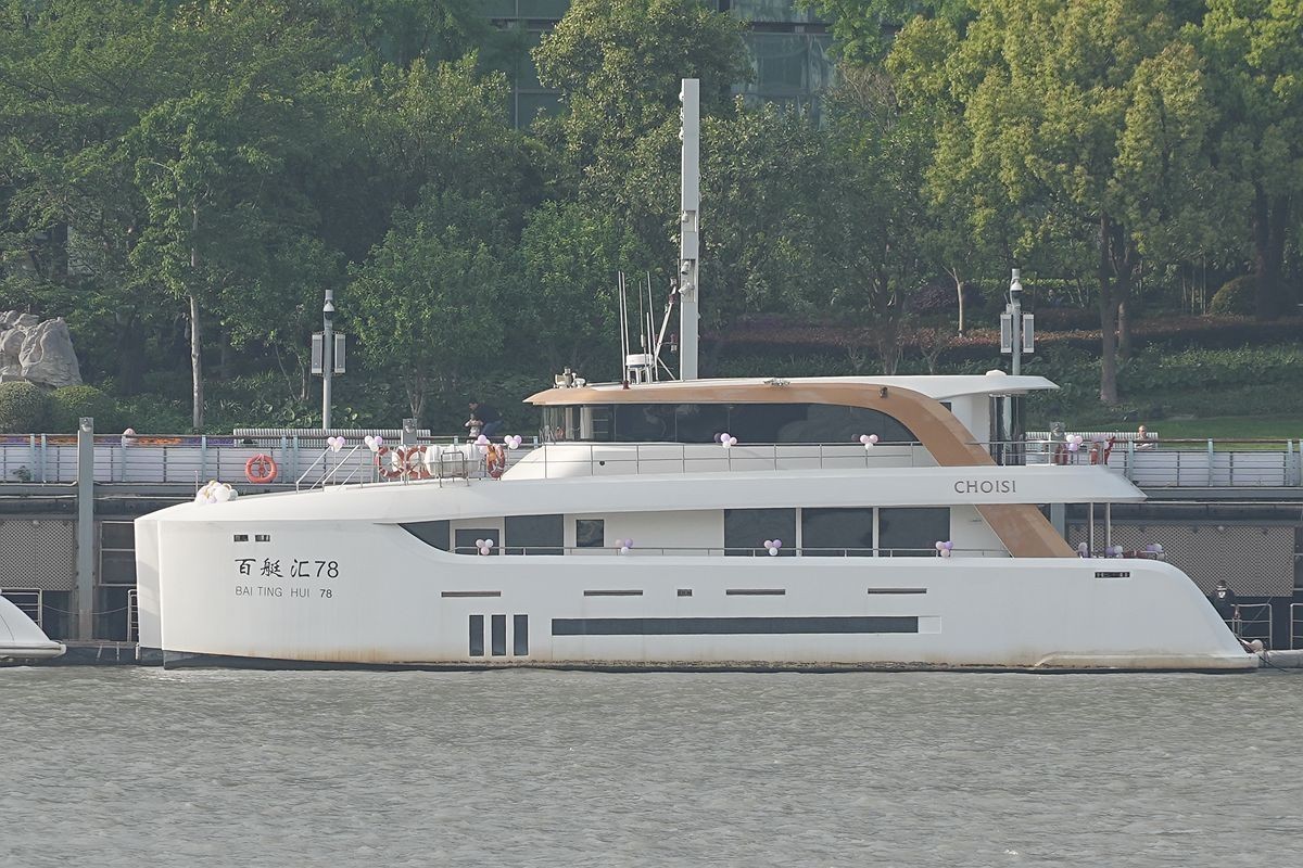 黄浦江上的游艇