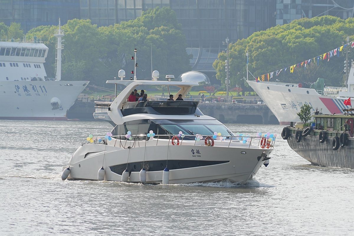 黄浦江上的游艇