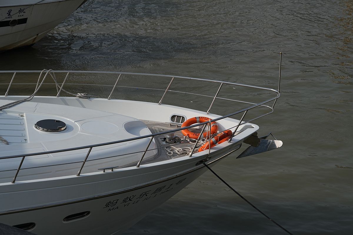 黄浦江上的游艇