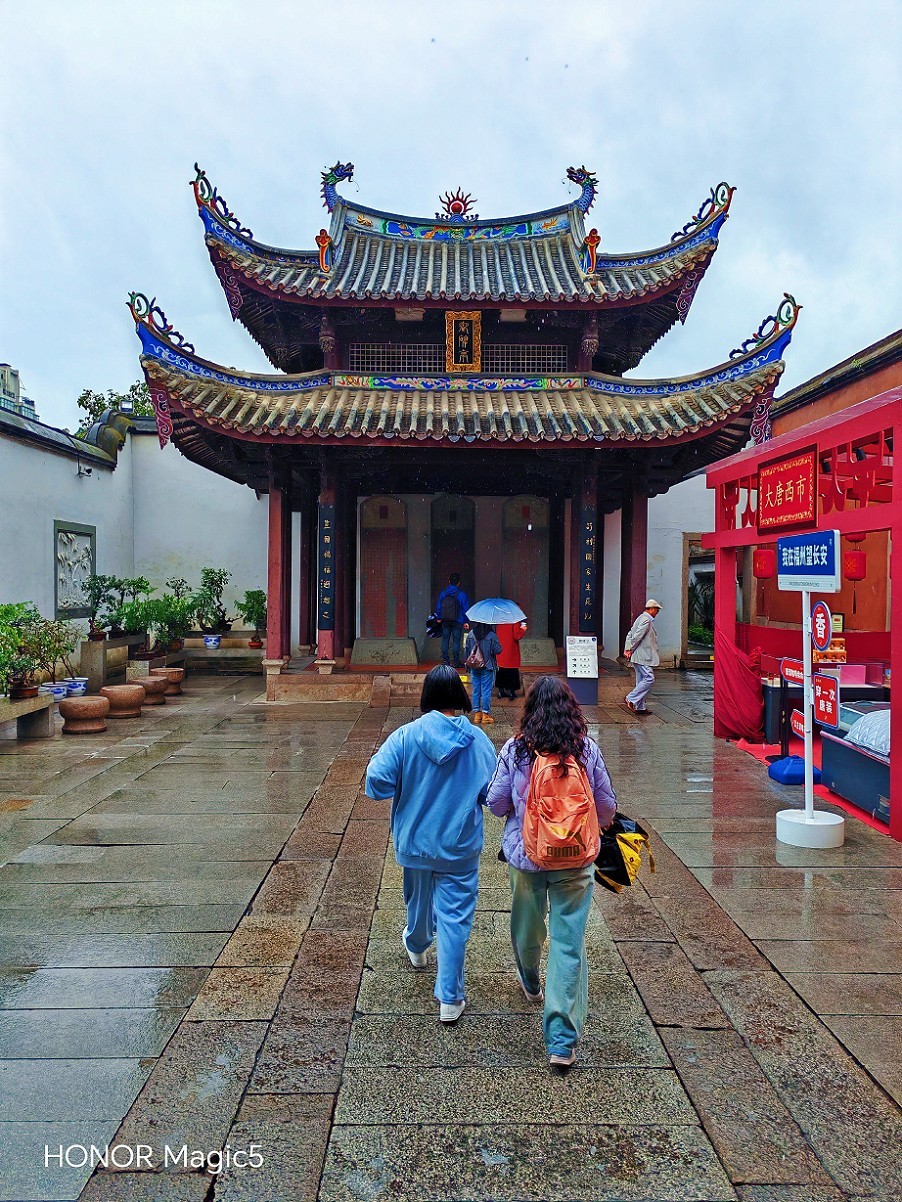 请假贴福建旅游《街拍扫街抓拍人物》片。最近又要出去趟暂时不能在上贴操作。