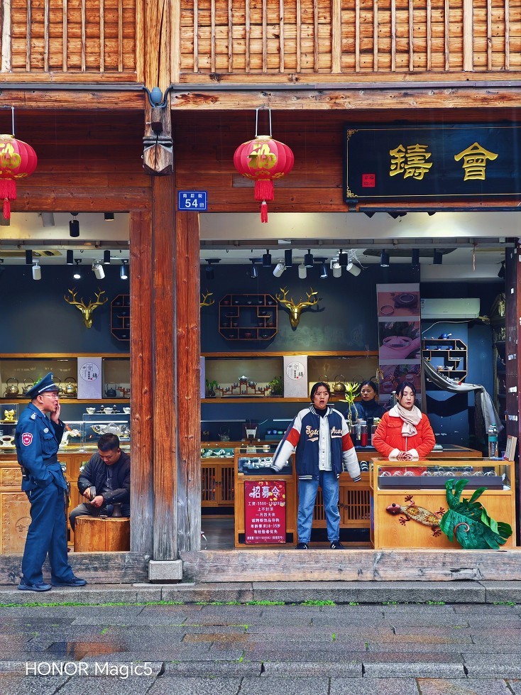 请假贴福建旅游《街拍扫街抓拍人物》片。最近又要出去趟暂时不能在上贴操作。