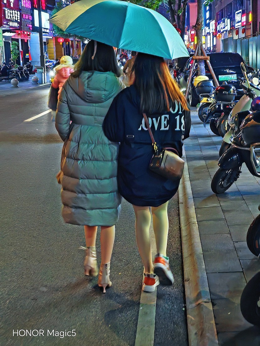 请假贴福建旅游《街拍扫街抓拍人物》片。最近又要出去趟暂时不能在上贴操作。