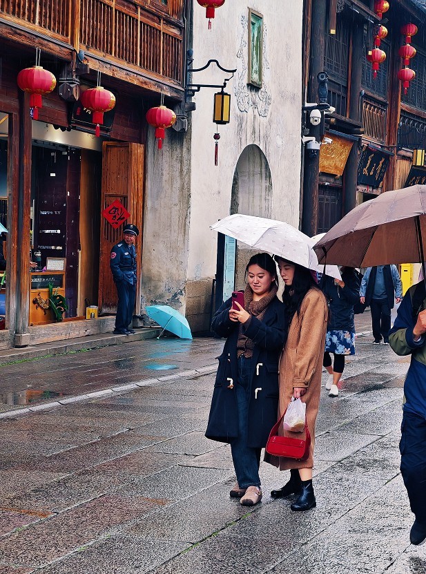 请假贴福建旅游《街拍扫街抓拍人物》片。最近又要出去趟暂时不能在上贴操作。