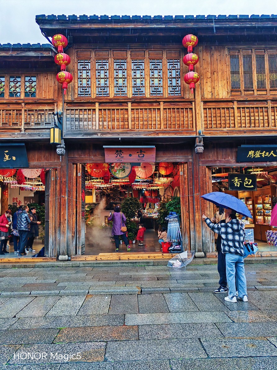 请假贴福建旅游《街拍扫街抓拍人物》片。最近又要出去趟暂时不能在上贴操作。