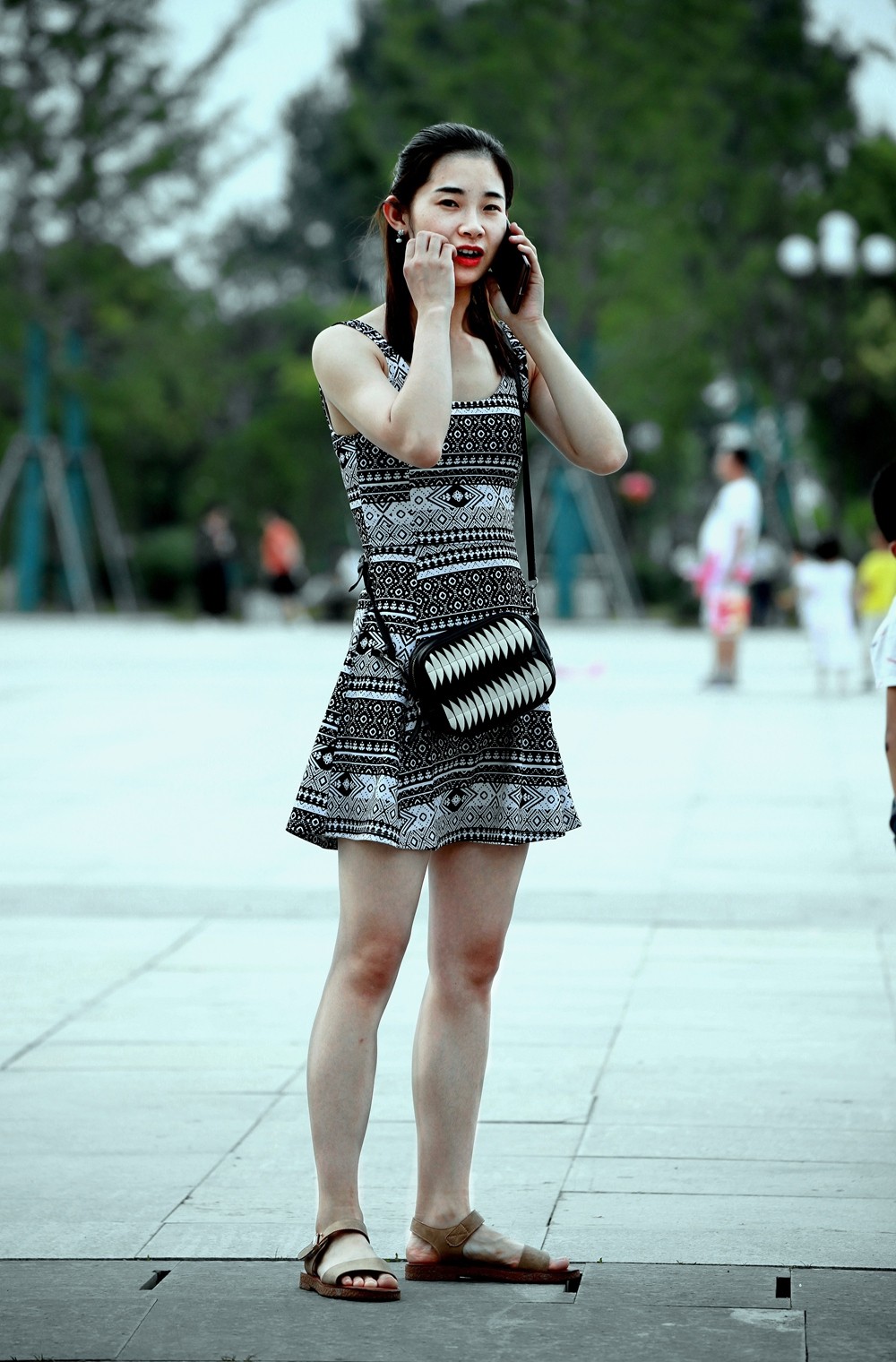 印花连衣裙少妇