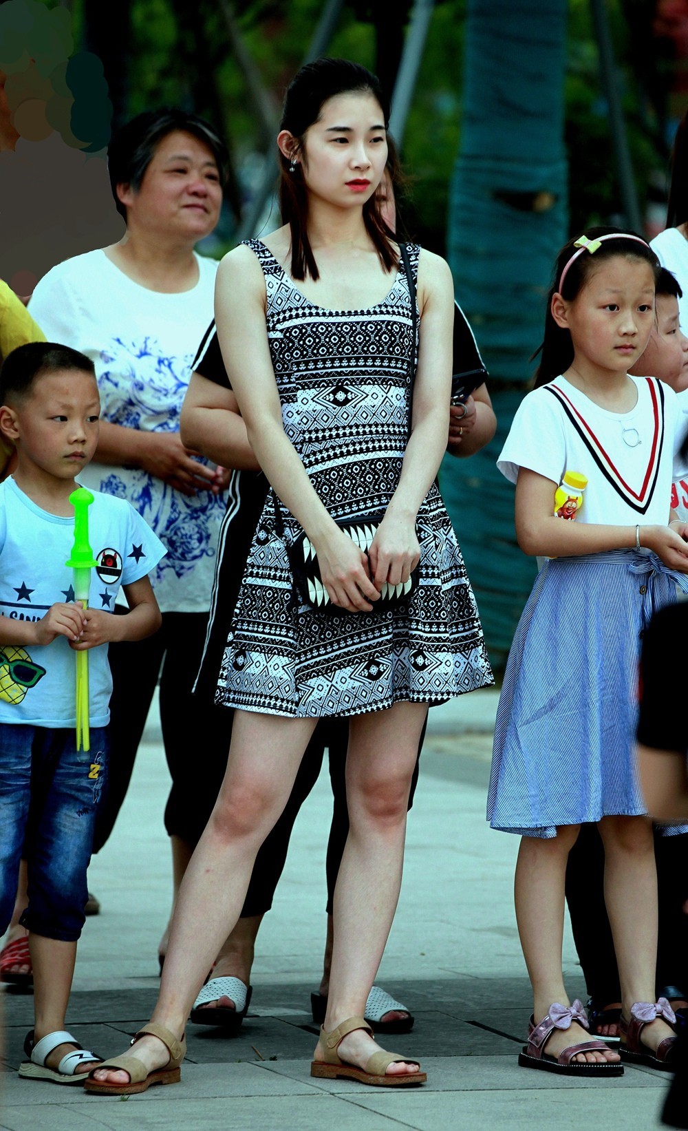 印花连衣裙少妇