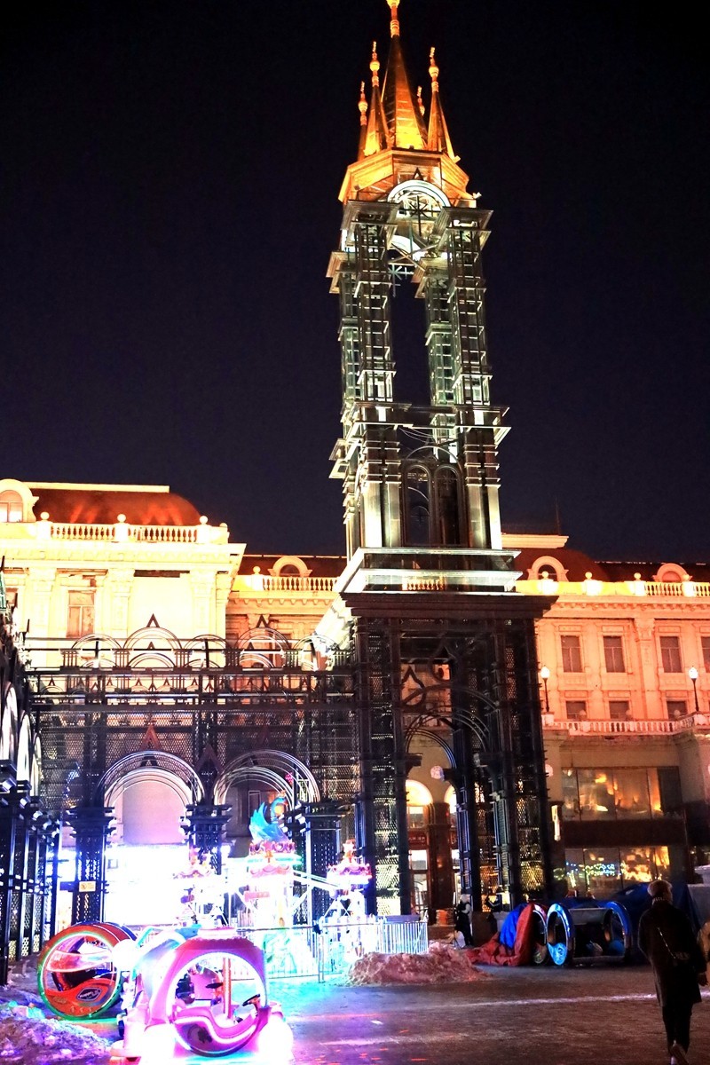 圣萦菲亚大教堂前抓拍--哈尓滨1