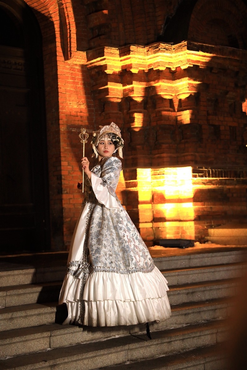 圣萦菲亚大教堂前抓拍--哈尓滨1