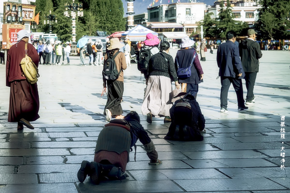 西藏拉萨 · 大昭寺外