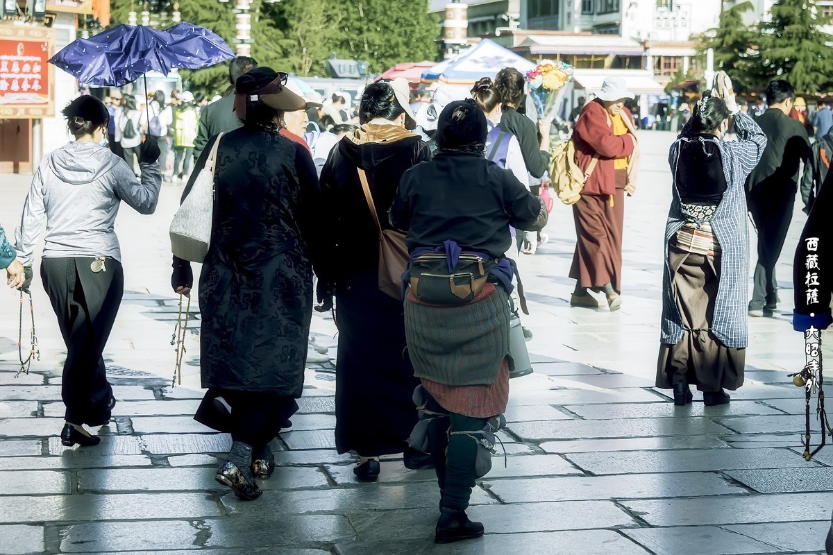 西藏拉萨 · 大昭寺外