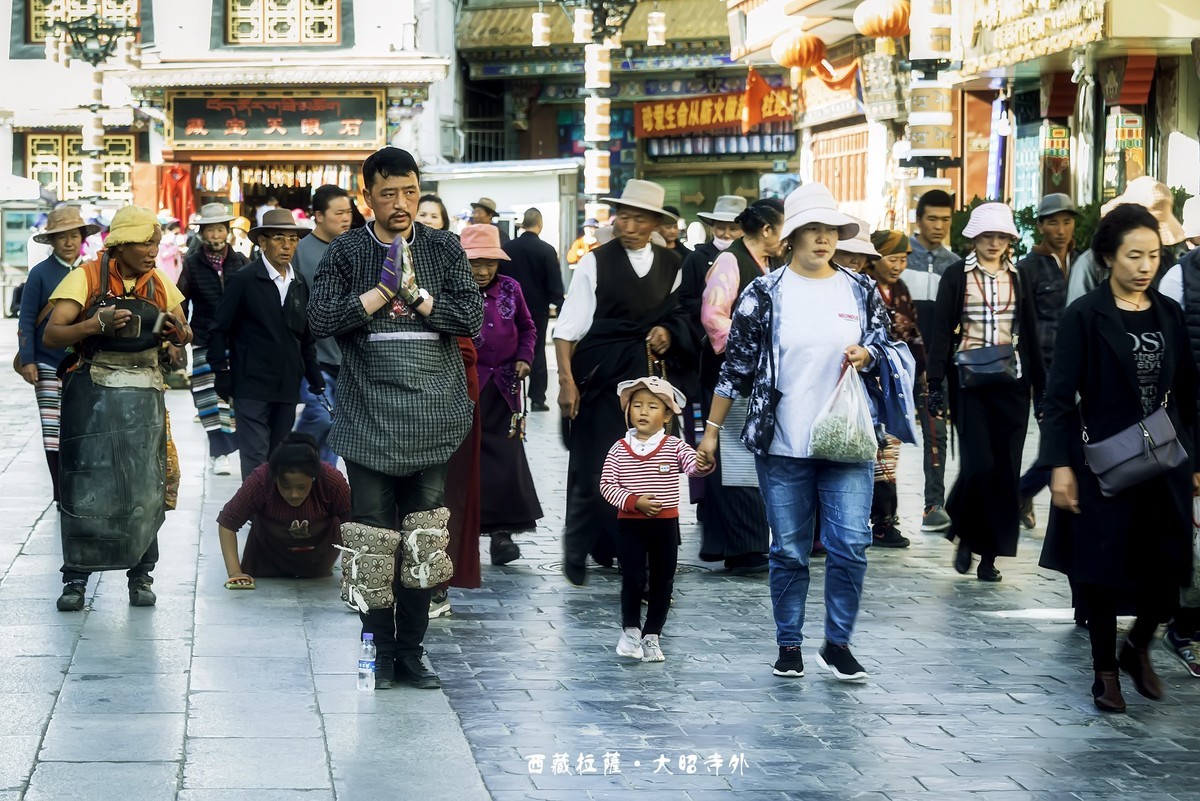 西藏拉萨 · 大昭寺外