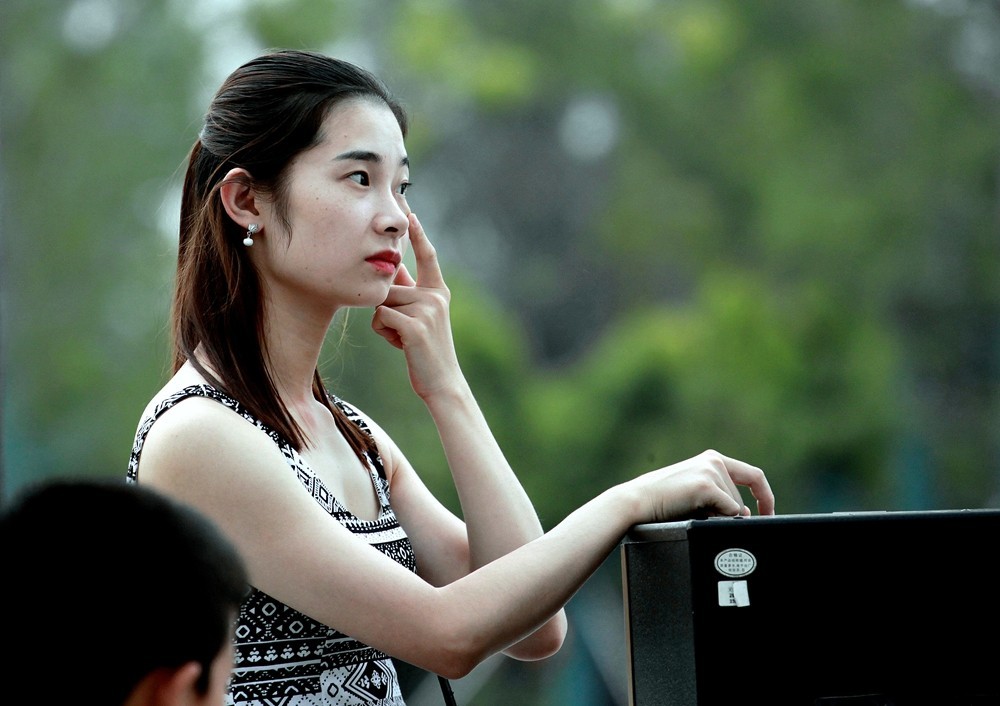 印花连衣裙少妇