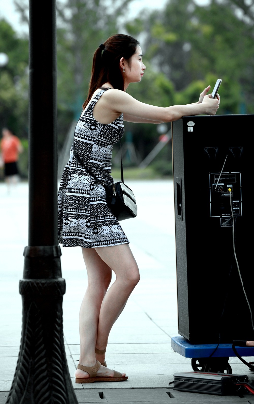 印花连衣裙少妇