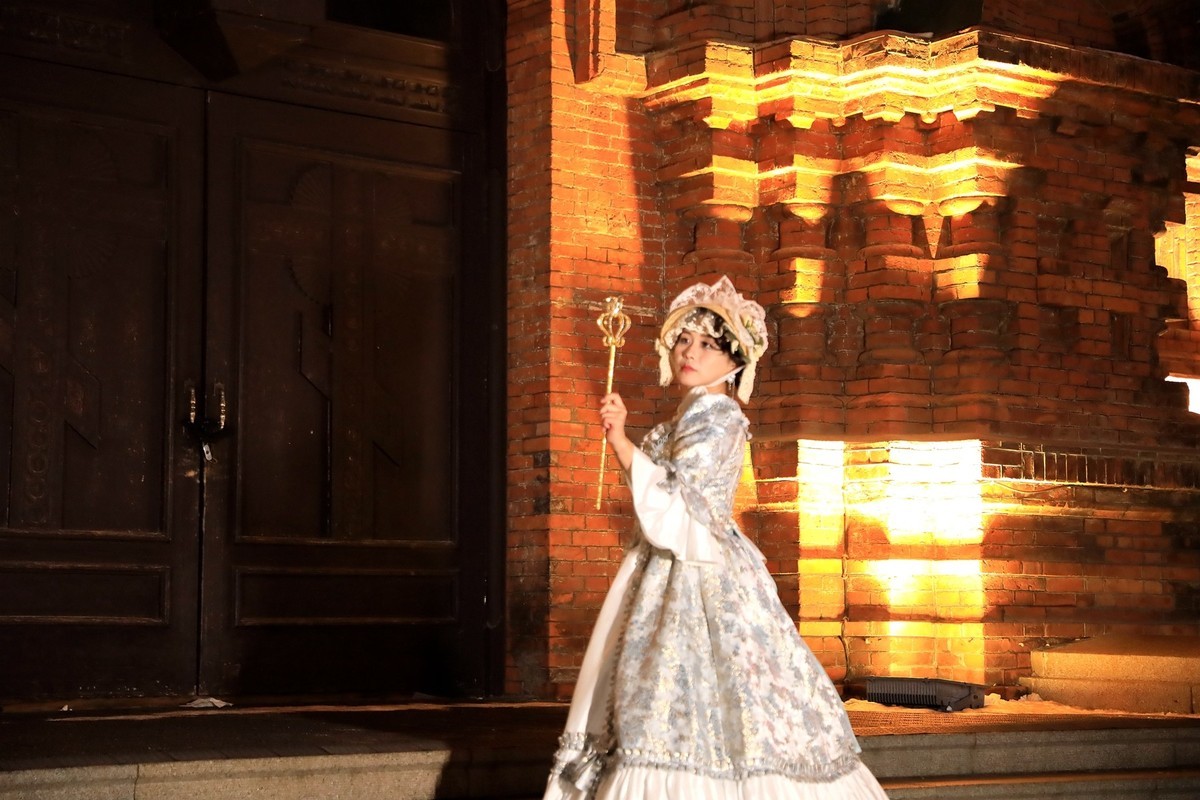 圣萦菲亚大教堂前抓拍--哈尓滨1