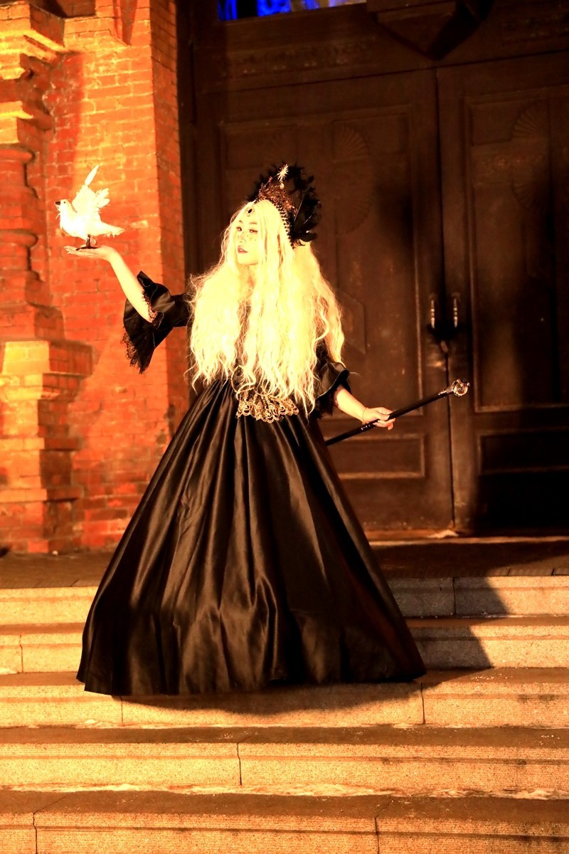 圣萦菲亚大教堂前抓拍--哈尓滨1