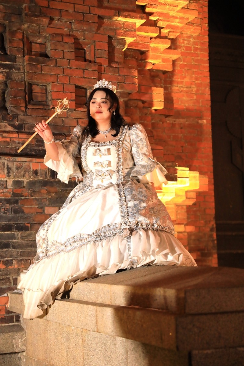 圣萦菲亚大教堂前抓拍--哈尓滨1