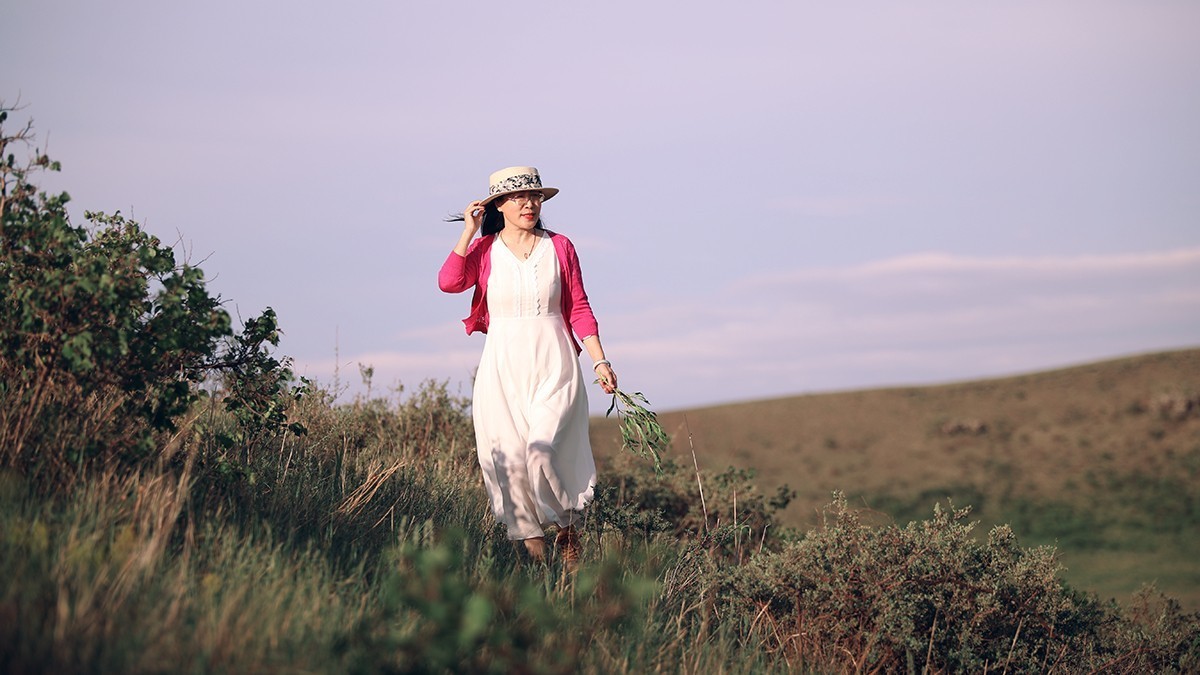 野山坡上的紫白诗意