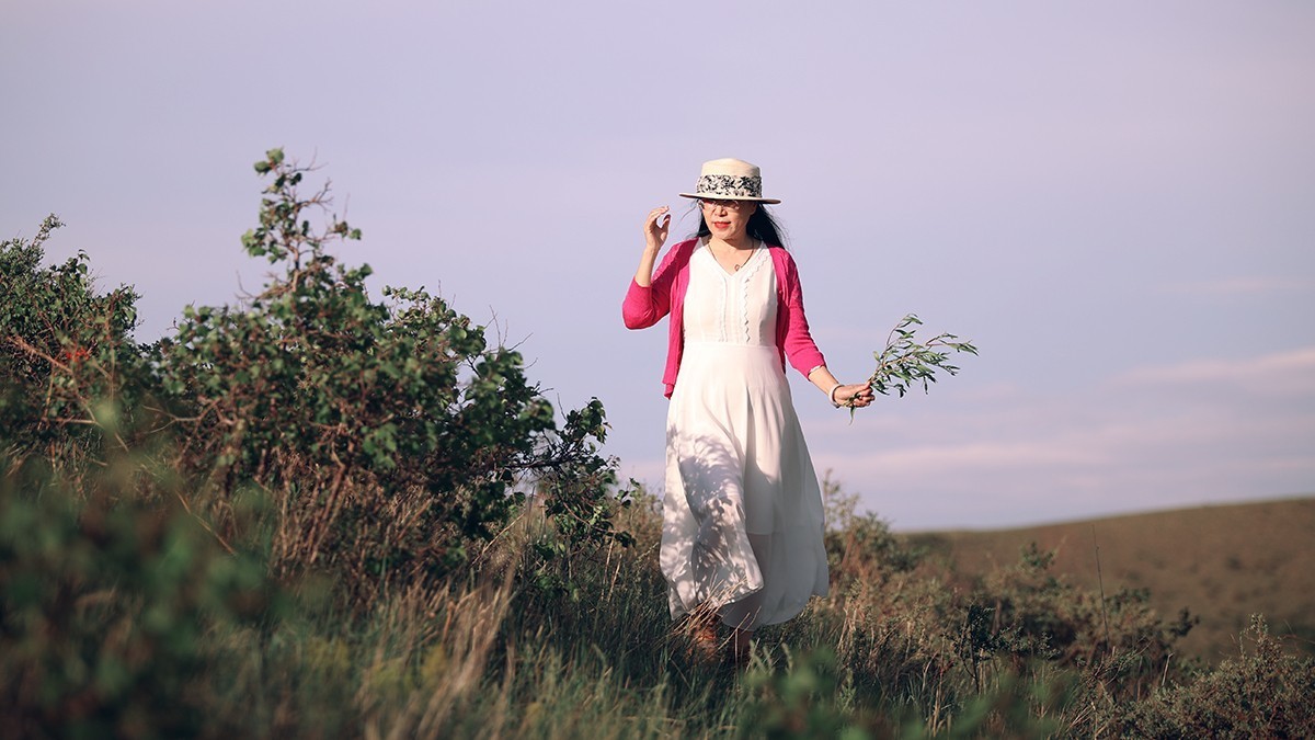 野山坡上的紫白诗意