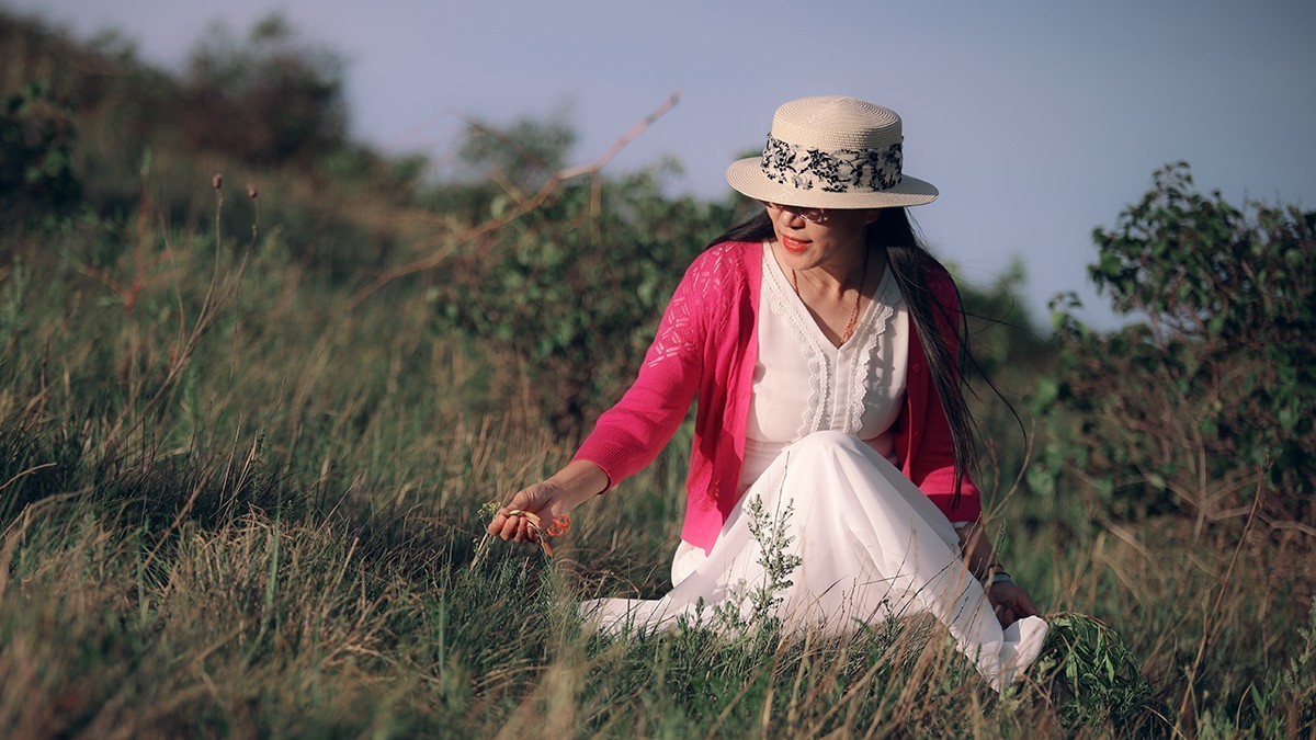 野山坡上的紫白诗意